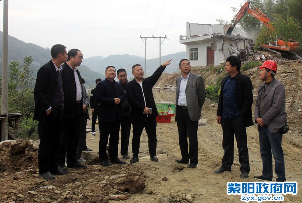 10月25日，县政协主席康树民检查541国道建设.JPG