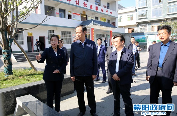 9月29日，陪同省文明办专职副主任鲍贻勇在蒿坪镇蒿坪村视察.jpg