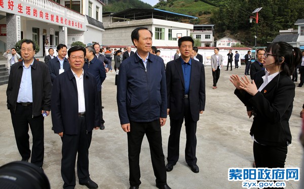 9月29日，陪同省文明办专职副主任鲍贻勇在蒿坪镇双胜村视察.jpg