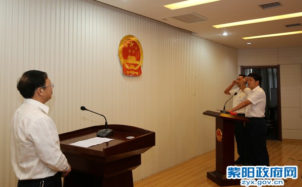 向宪法宣誓.jpg