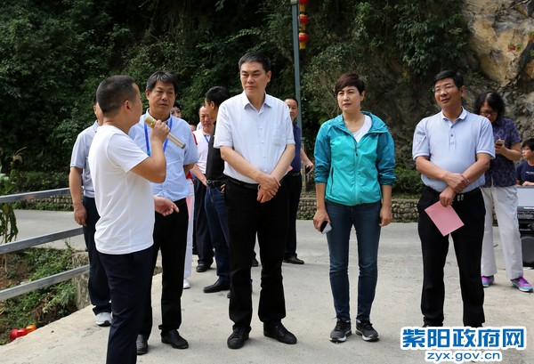 8月28日，陪同市人大主任陈勇在麻柳镇麻柳村视察.jpg