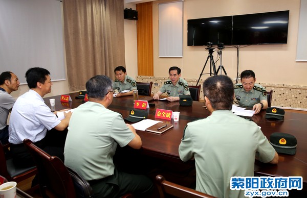 8月22日，省军区政委李阳在县人武部调研座谈.jpg