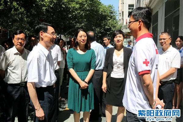 何权看望慰问红十字会健康医疗队_副本.jpg