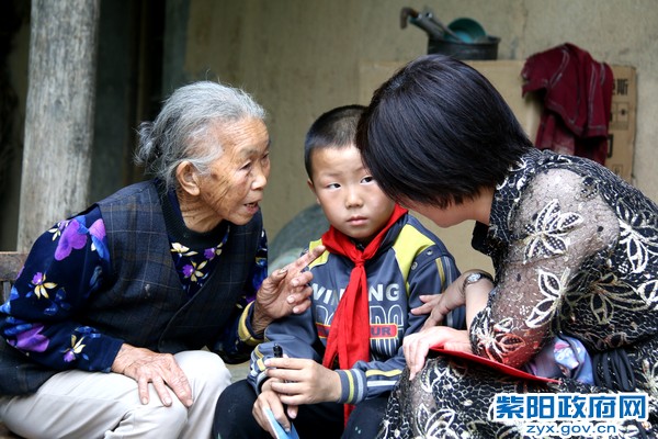 慰问贫苦留守儿童聂仁涛.jpg