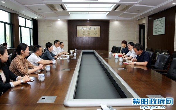 陈县长带队座谈.jpg