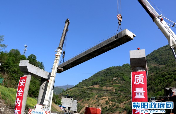 洄堰大桥架设主梁.jpg