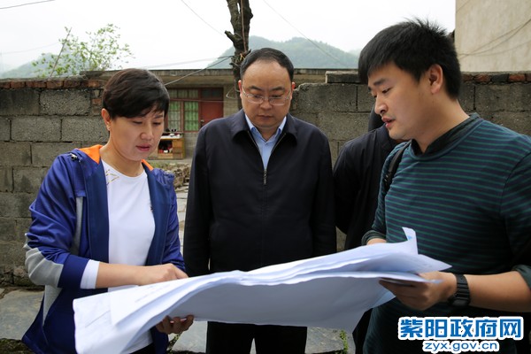3月30日，陪同西安建筑科技大学副校长王树声调研老城区改造规划.jpg
