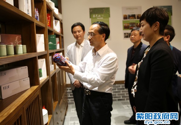3月28日，陪同副市长鲁琦在秦巴山茶业调研.rar.jpg