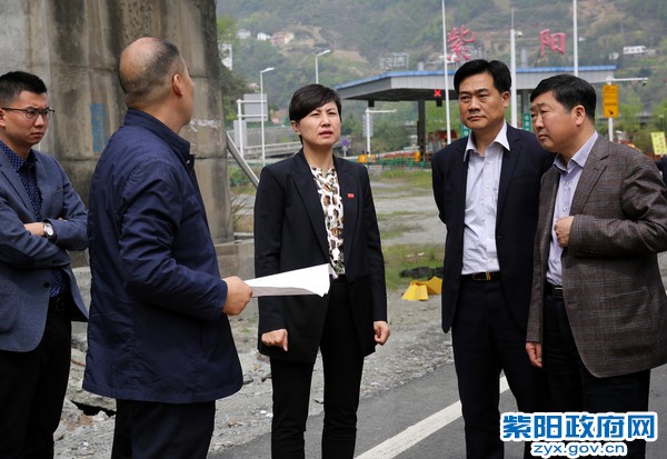 3月26日，陪同市交通局局长江家安在高速路引线调研.jpg