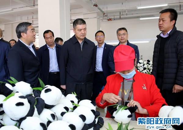3月13日，陈正春主任在爱多宝毛绒玩具社区工厂考察——陈刚 摄.jpg