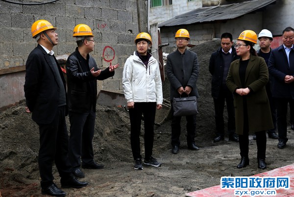 3月7日，在麻柳镇调研移民搬迁工作.jpg