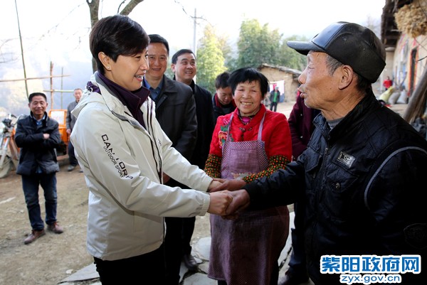 2月11日，在蒿坪镇全兴村看望慰问贫困群众.jpg