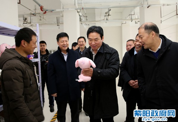 1月4日，市长赵俊民在蒿坪镇双星村毛绒玩具社区工厂视察.jpg