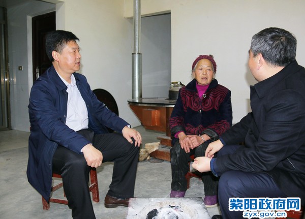 赵书记与贫困群众促膝交谈.jpg