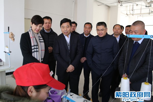 陪同何市长参观.jpg