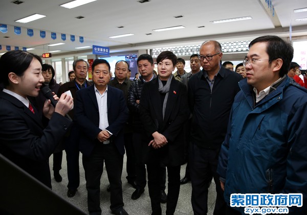 12月8日，陪同全省政务公开和政务服务现场会与会代表在县政务服务中心参观考察.jpg