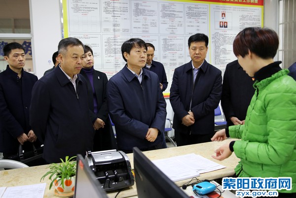 12月1日，陪同省政府副秘书长唐少鹏在环城路社区调研.jpg