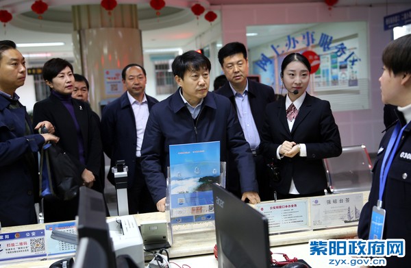 12月1日，陪同省政府副秘书长唐少鹏在政务服务中心调研001.jpg