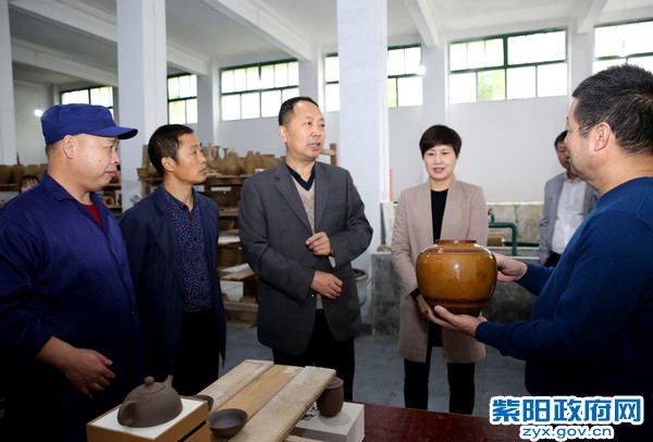 10月20日，陪同省文化厅副厅长顾劲松在养生硒陶研究院视察.jpg