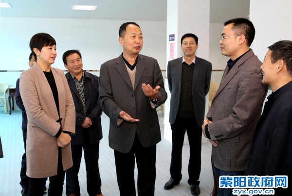 10月20日，陪同省文化厅副厅长顾劲松在向阳镇社区文化中心视察.jpg