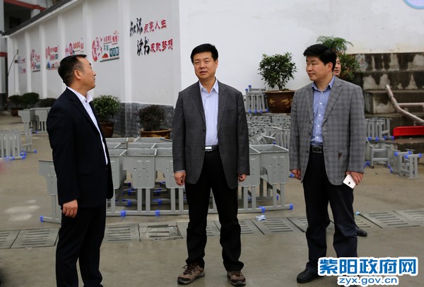 10月17日，在焕古镇中心学校检查义务教育均衡发展.jpg