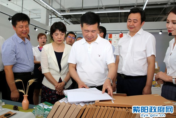 8月24日，陪同市委书记郭青视察安康市贫困户线上线下交易中心紫阳馆.jpg