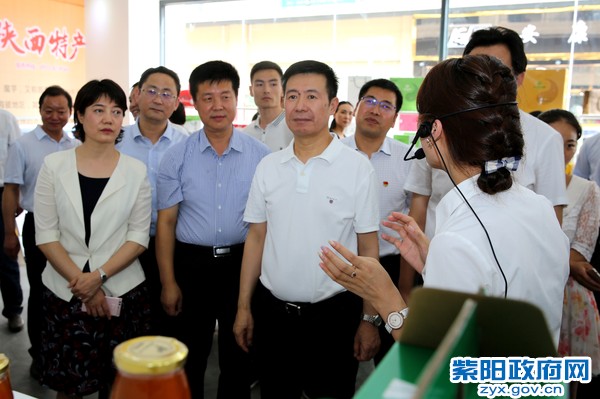 8月24日，陪同市委书记郭青视察安康市贫困户线上线下交易中心紫阳馆一.jpg
