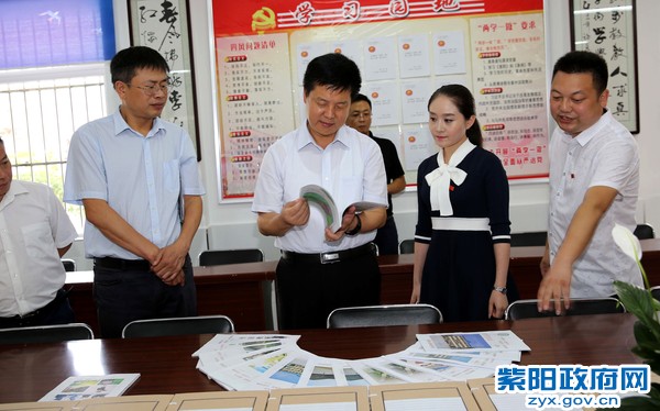 8月23日，在汉王镇中心学校调研.jpg