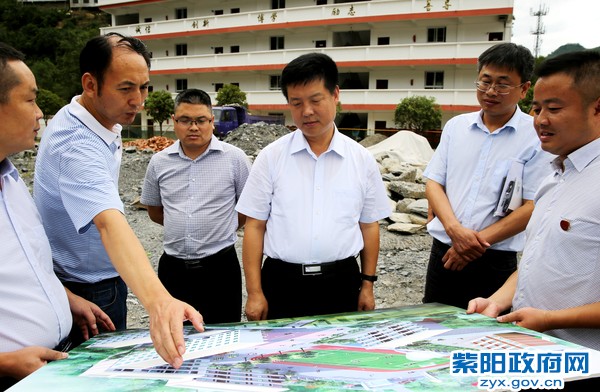 8月23日，在毛坝镇中心学校调研.jpg
