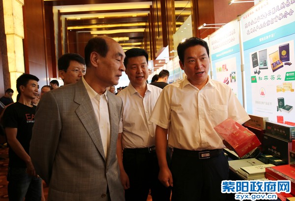 赵书记陪同视察一.jpg