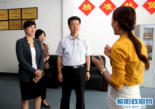 7月18日，在紫阳县电商服务中心调研.jpg