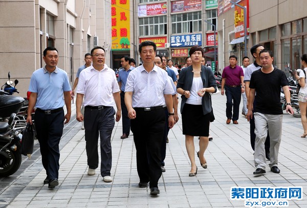 7月18日，在紫邑新城商业步行街调研.jpg