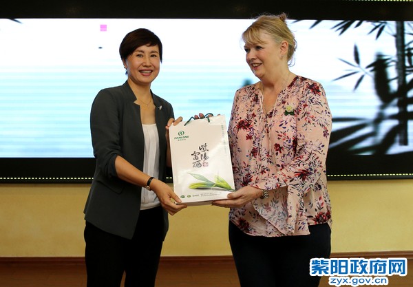7月10日，向澳大利亚茶叶协会Sharyn Johnston赠送紫阳富硒茶.jpg