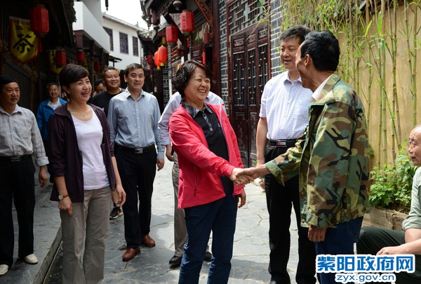 5月24日，陪同原省人大常委会副主任黄玮在焕古镇调研.jpg