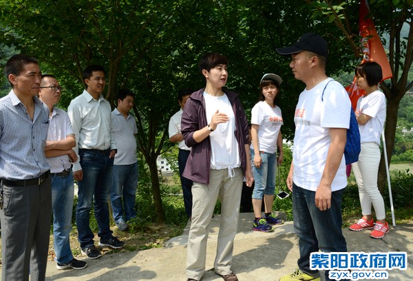 5月20日，在高桥镇裴坝村调研美丽乡村建设.jpg