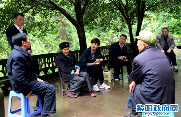 5月6日，在麻柳镇水磨村征求基层群众意见.jpg