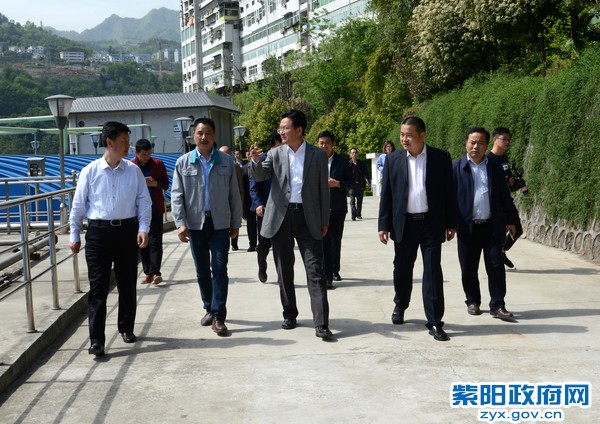 4月19日，陪同省政协副主席李晓东在污水处理厂调研.jpg