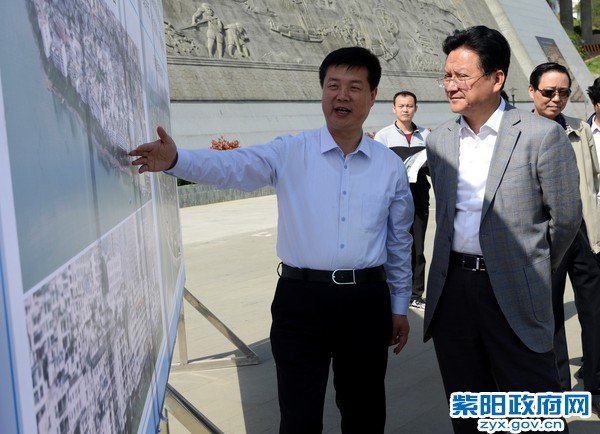 4月19日，陪同省政协副主席李晓东在清水广场调研.jpg