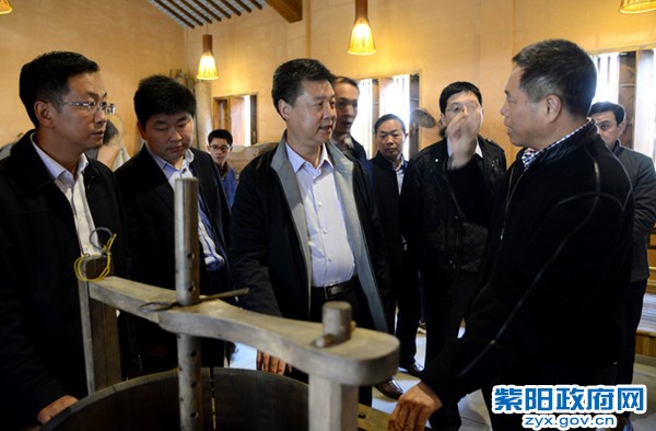 在武夷山茶厂考察.jpg