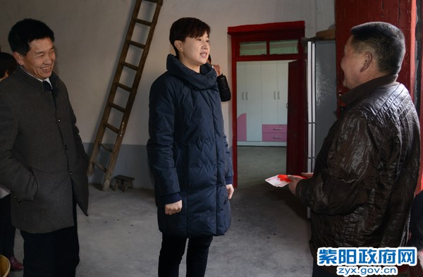 1月21日，在蒿坪镇黄金村看望慰问困难群众 (2).jpg