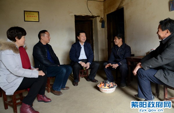 1月18日，在城关镇青中村看望慰问困难群众 (1).jpg