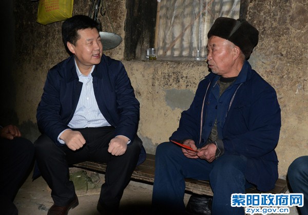 1月18日，在城关镇青中村看望慰问困难群众 (2).jpg