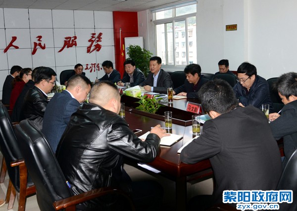 10月25日，县委书记赵立根在麻柳镇调研.jpg