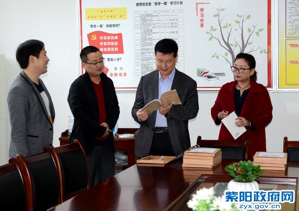 10月25日，县委书记赵立根在麻柳镇调研 (1).jpg