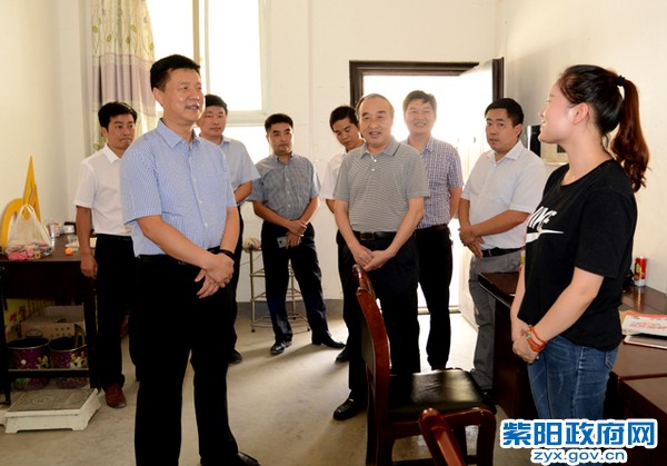 9月8日，在高滩镇中心学校看望慰问教师.jpg