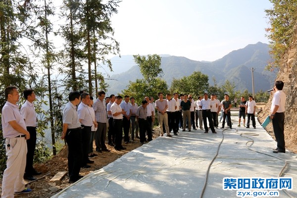 通村公路建设现场.jpg
