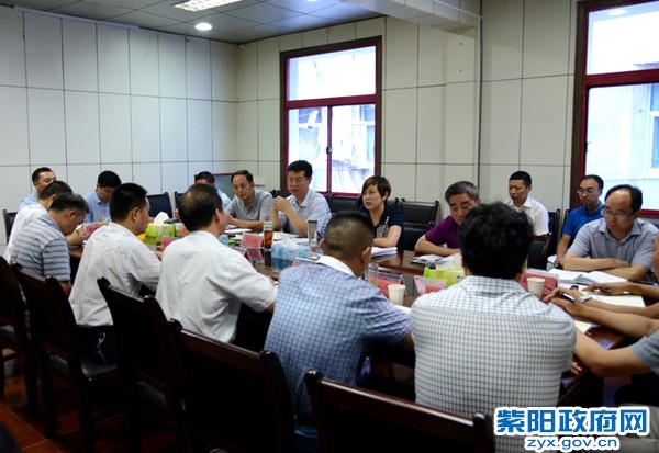 8月11日，赵立根陈莲到县脱贫攻坚指挥部调研.jpg