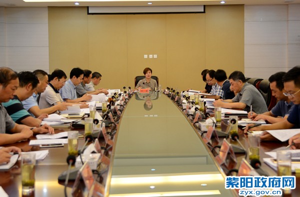 8月3日，主持召开县政府第六次常务会议.jpg