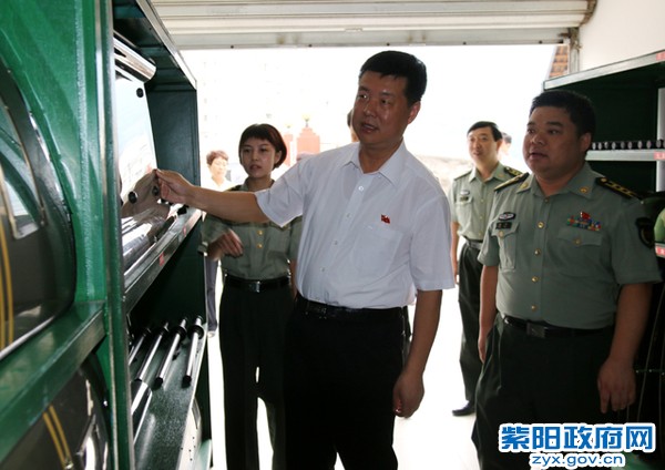 8月1日，参观县人武部战备仓库建设.jpg