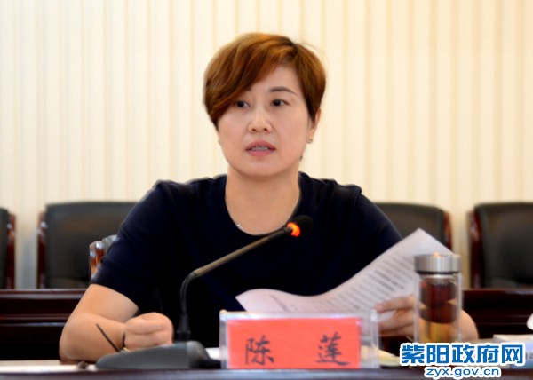 陈县长移民搬迁会特写0.jpg